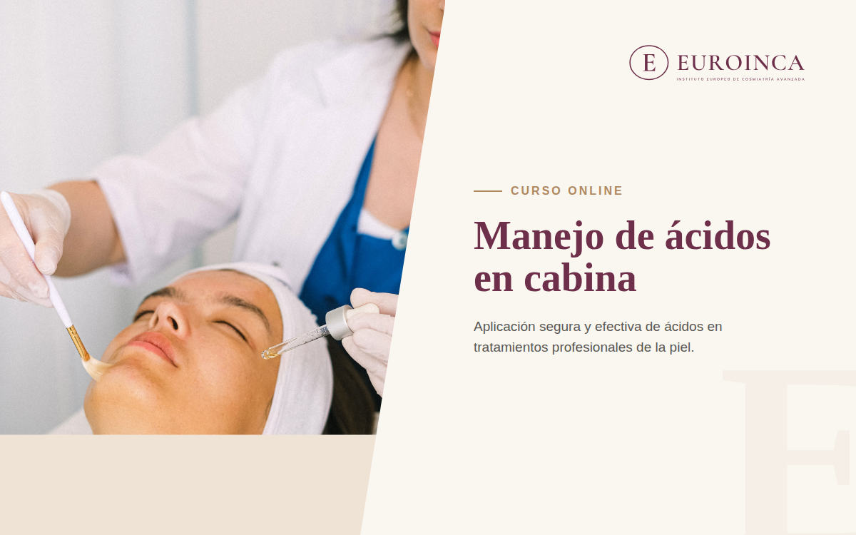 plicación de ácidos con pincel en tratamiento facial profesional de cabina estética