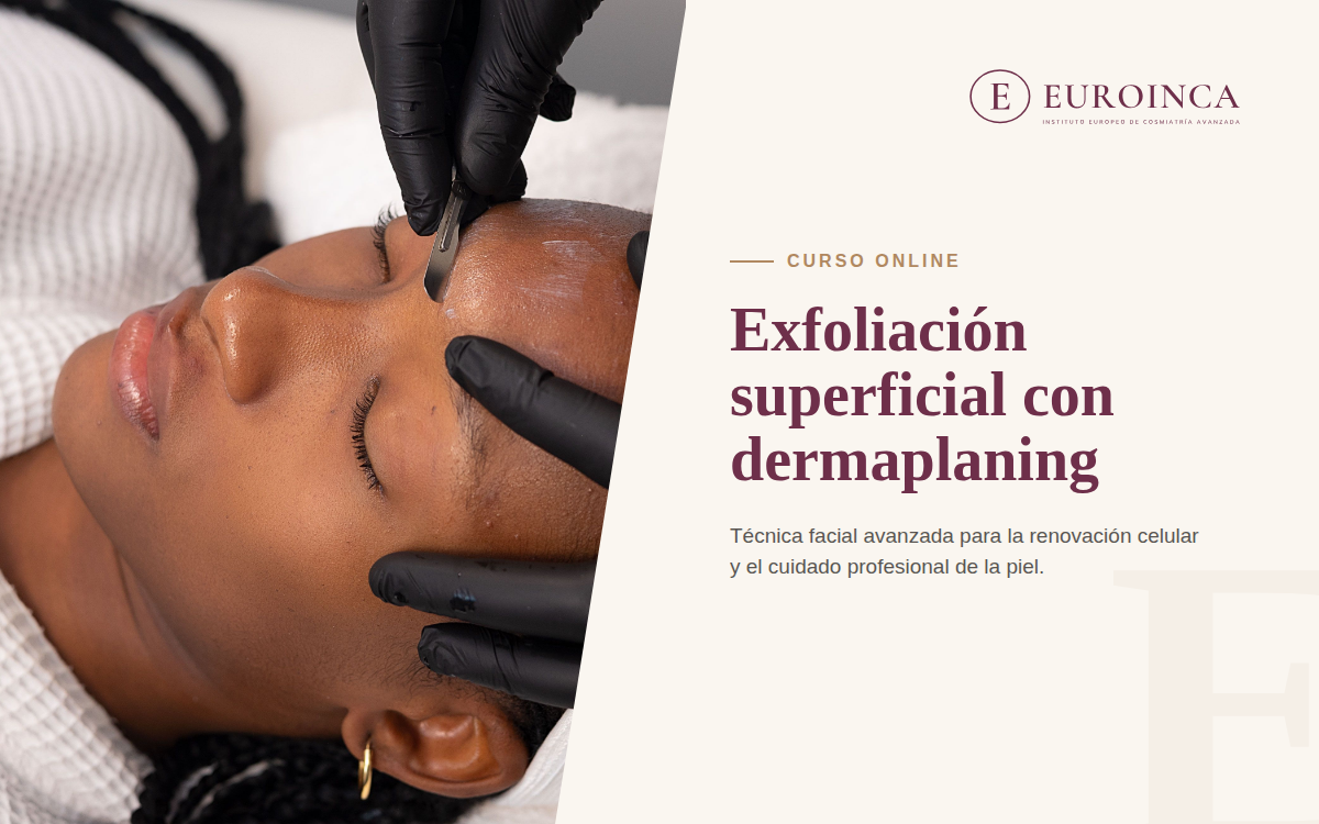 Exfoliación facial con dermaplaning realizada con cuchilla sobre la piel en tratamiento profesional de cosmiatría